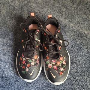 Nike  tennis shoes big girls